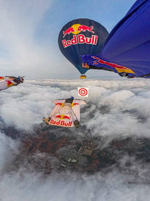 Piloții Wingsuit Mike Swanson, Marco Waltenspiel și Dani Román în timpul cursei Red Bull Ultimate Aerial Obstacle Course