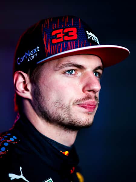 service de voiture à moustache rose