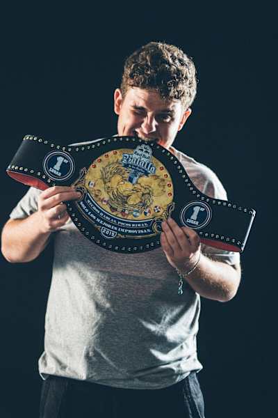 Arkano con su trofeo tras ganar la final nacional de la Red Bull Batalla De Los Gallos en España.