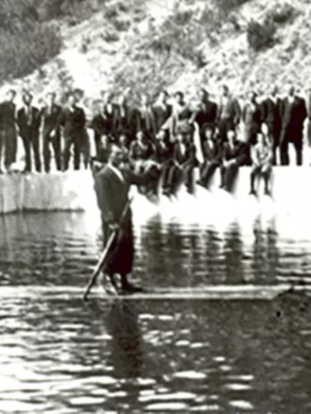 Delnice, Hrvaška, okoli 1930. Možakar “supa” na vratih ali kaj?