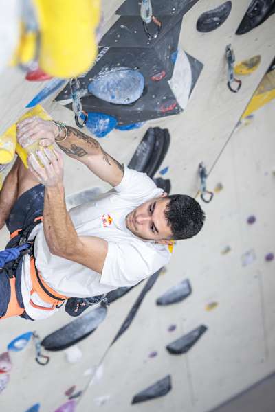 Alberto Ginés López escalade un mur.