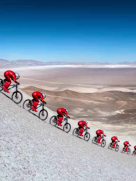 Stöckl a battu le record du monde de vitesse sur terre sur son VTT dans le désert d'Atacama, Chili.