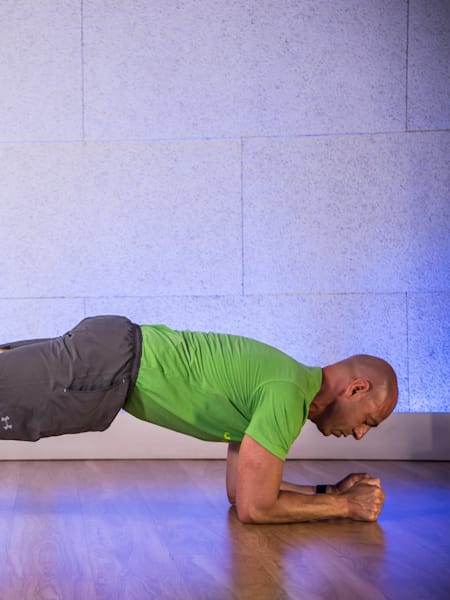 Martín Giacchetta ejecutando una plancha abdominal