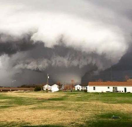 Um tornado em ação na cidade de Rochelle, Illinois, Estados Unidos, no dia 9 de abril de 2015.