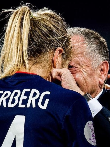 L’idée de compétitions mixtes de football commence à faire son chemin. Aulas et Hegerberg.