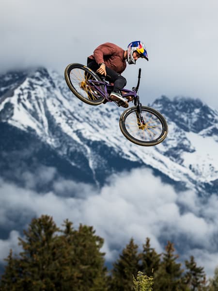 Dawid Godziek w stylowym locie na zawodach Crankworx Innsbruck