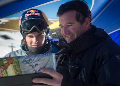 Le snowboardeur belge big air et half-pipe Seppe Smits lors d'un entraînement avec son coach.