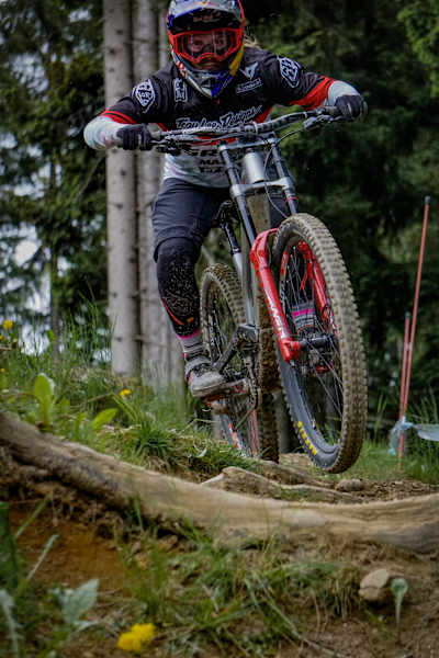 Valentina Höll montando en el Bikepark Leogang en Austria.