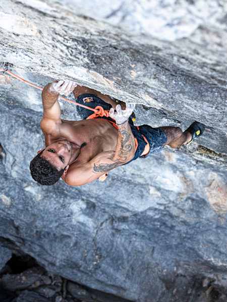 Le grimpeur espagnol Alberto Gines escalade "Shark tooth" (8c) au Natural Rock Camp.