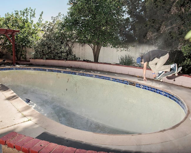 skate willy lara braque une piscine
