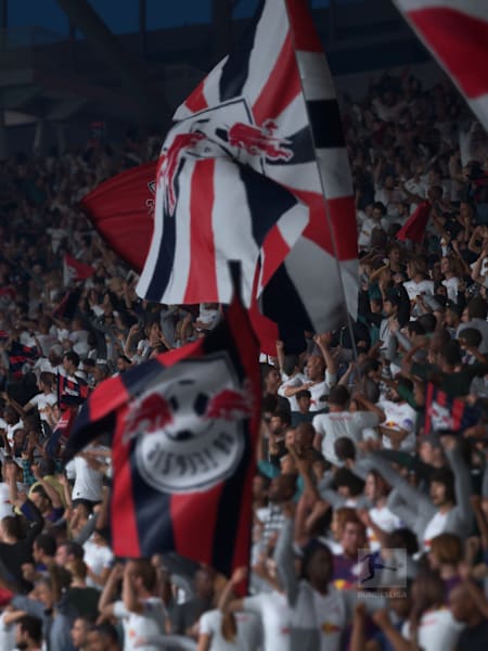 Ein Blick auf die Tribüne mit Fans und Fahnen in der virtuellen Red Bull Arena von RB Leipzig in FC 26.