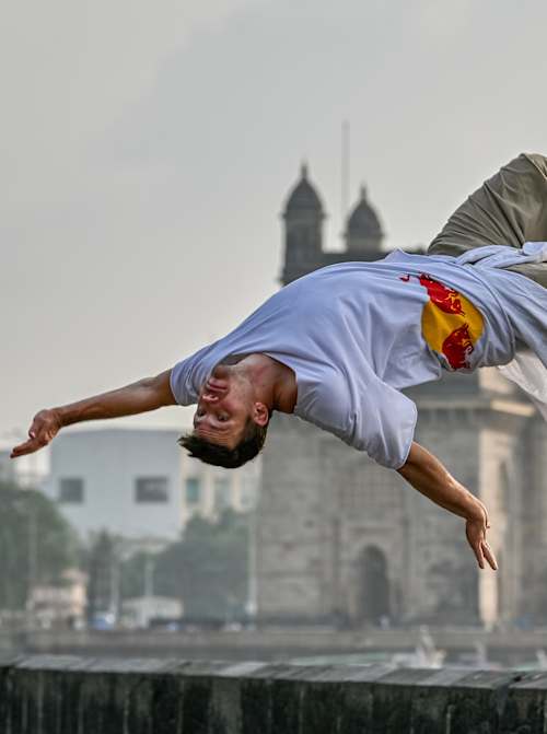 मुंबई में पार्कौर और फ्रीरनिंग एथलीट जेसन पॉल.