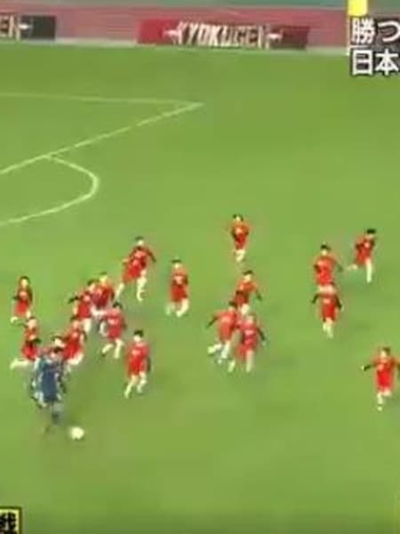 100 crianças contra 3 jogadores profissionais