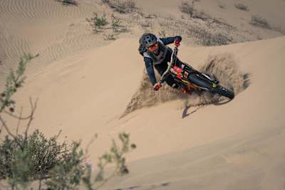 Kilian Bron en VTT dans le sable de la dune de Cerro Blanco au Pérou dans la web-série "MISSION",.