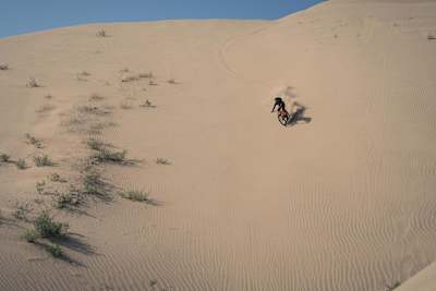 Dans Mission, Kilian Bron roule en VTT sur la plus haute dune du monde, le Cerro Torre au Pérou.