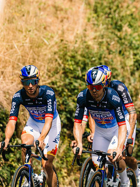 En 2026, Mattia Cattaneo, Maxim Van Gils, Jai Hindley, Tim Van Dijke, Jan Tratnik et Nico Denz, de l'équipe Red Bull – BORA – hansgrohe, parcourent Magny-Cours à vélo lors de la journée de repos.