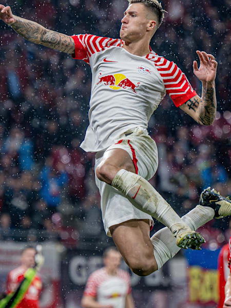 Le joueur du RB Leipzig, Benjamin Sesko célèbre après son but face à l'Union Berlin.