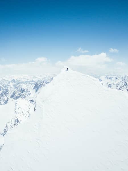 Le Polonais Andrzej Bargiel se tient sur le au sommet du pic Yawash Sar II (6 178 m) avec son partenaire Jędrzej Baranowski avant de le redescendre à ski.