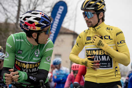 Primoz Roglic und Wout van Aert machen sich fertig für das Rennen.