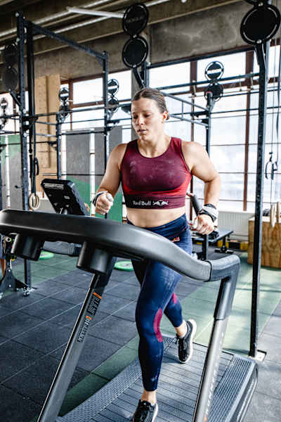 Laura Horváth trainiert auf einem Laufband im Fitnessstudio.