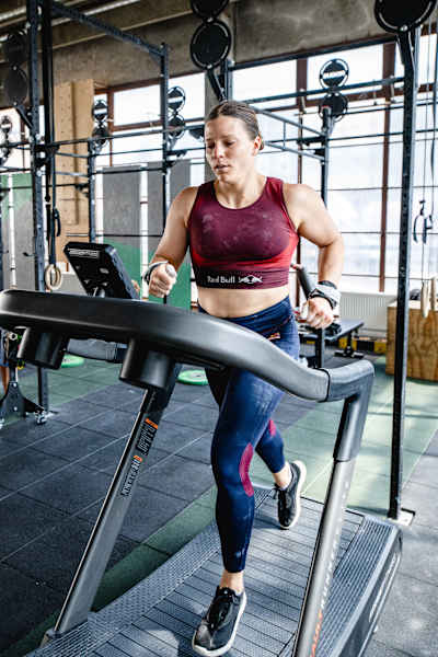 Laura Horváth trains on a treadmill in the gym.