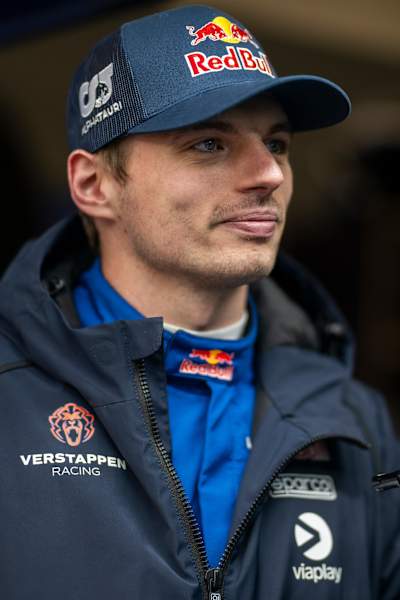 Max Verstappen na ikonickém německém okruhu Nürburgring, kde se připravuje na závod 24 hodin Nürburgringu. 
