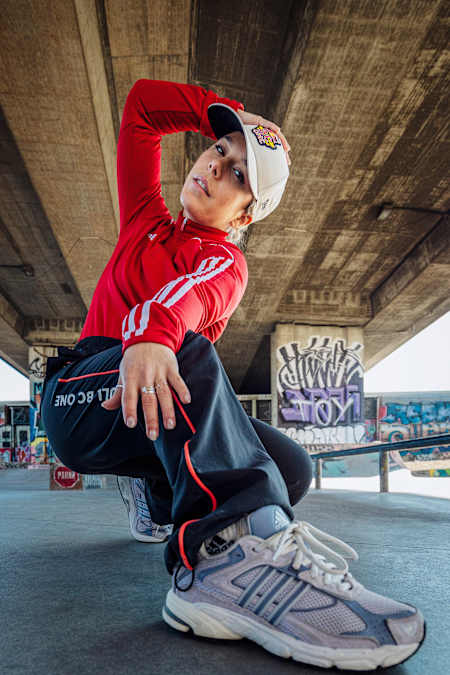 B-Girl Vanessa pozează dinamic în Lisabona, Portugalia, purtând îmbrăcămintea Red Bull BC One.