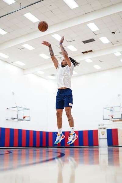 Le joueur de basket-ball Cole Anthony saute avec un ballon.