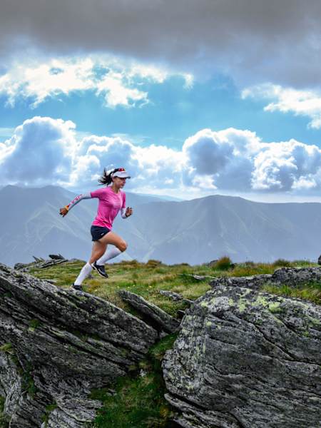 Denisa Dragomir, campioana europeană la Skyrunning, a cucerit trei vârfuri de peste 2.500m din Masivul Făgăraș, într-un timp record de 1 oră și 52 de minute.