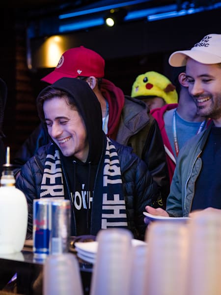 La fête, featuring des potes et des gobelets, évidemment