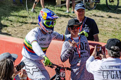Le pilote de VTT Loïc Bruni pose avec un fan lors de l'étape du Crankworx World Tour 2018 aux Gets dans le domaine des Portes du Soleil.