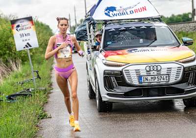 Esther Pfeiffer wird beim Wings for Life World Run 2025 in Berlin, Deutschland, vom Catcher Car verfolgt. 