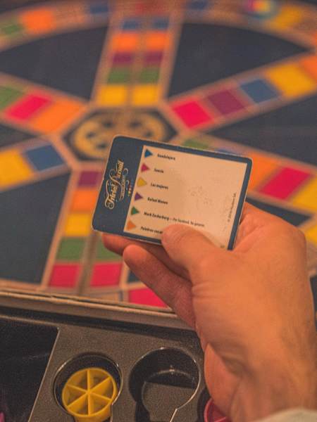 Jugadores se enfrentan a una pregunta de Trivial