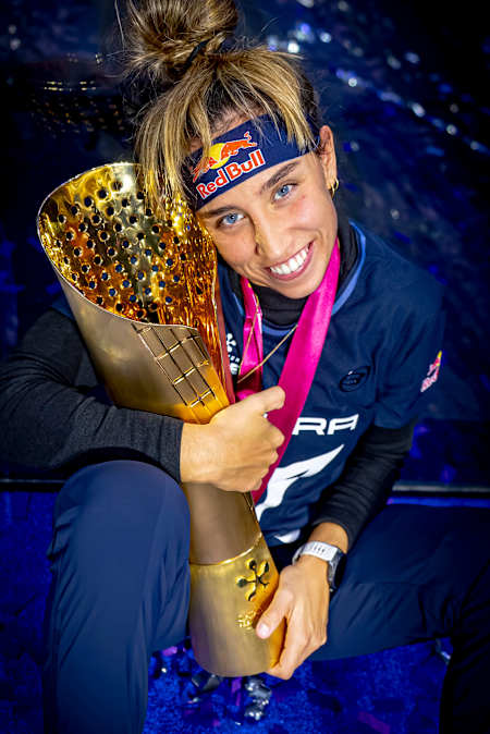 Beatriz González célèbre sa victoire lors de la finale du Premier Padel 2025 à Barcelone, en Espagne, avec le trophée emblématique après une performance qui a marqué la saison, le 14 décembre 2025.