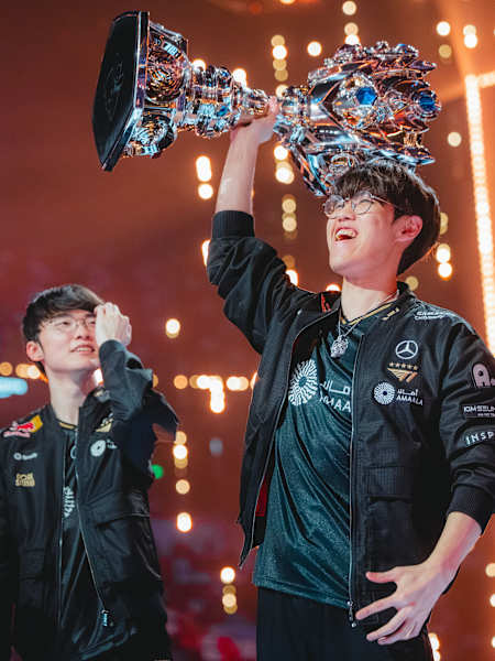 T1 hebt die Trophäe auf der Bühne, nachdem sie bei den League of Legends Worlds 2025 Finals am 08. November 2025 in Chengdu, China, zum Champion gekrönt wurden. 
