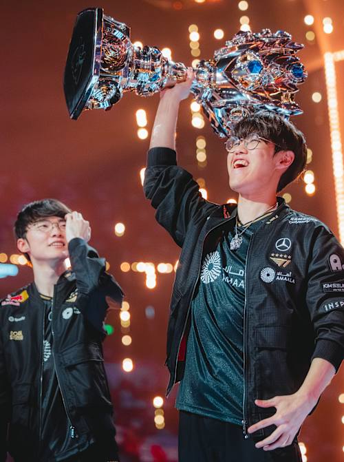 T1 lift the trophy onstage after being crowned champions at League of Legends Worlds 2025 Finals on November 08, 2025 in Chengdu, China. 