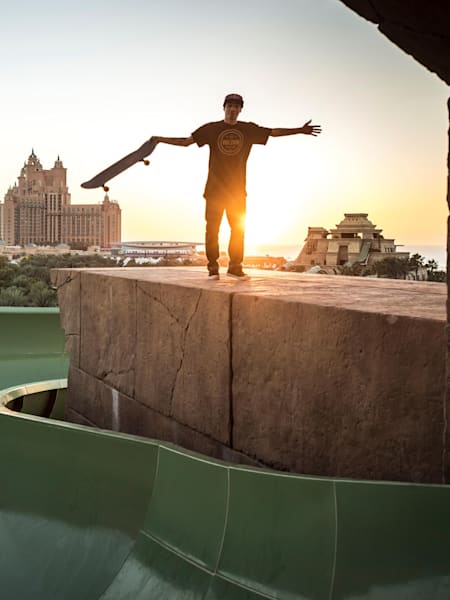 Milton Martínez da la bienvenida durante la puesta de sol en un parque acuático en Dubái, Emiratos Árabes Unidos.