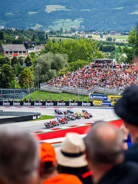 Start wyścigu MotoGP o GP Austrii 2025