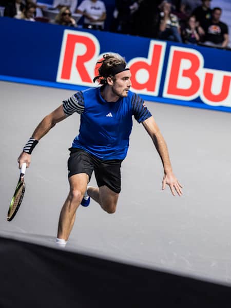 Стефанос Ціціпас грає в теніс на Відкритому чемпіонаті АТР Erste Bank у Відні, Австрія, 24 жовтня 2023 року.