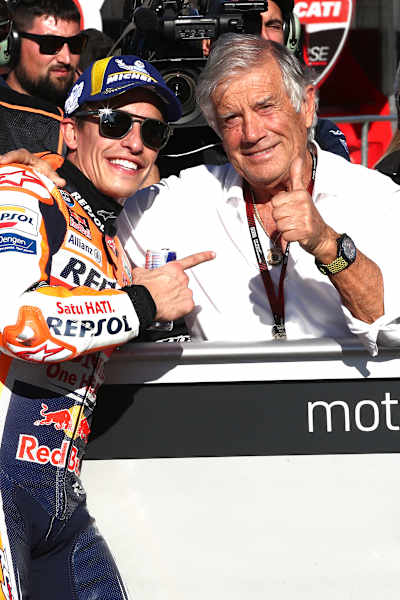 Marc Márquez y Giacomo Agostini en la carrera de MotoGP en Valencia, 2022.