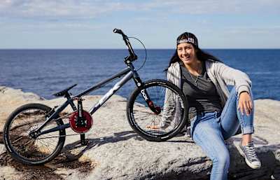 La pilote de BMX Race Saya Sakakibara pose avec son vélo à Sydney, en Australie, le 14 juillet 2017.