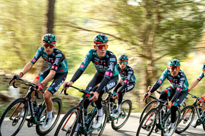 Luis-Joe Luhrs und Cesare Benedetti führen eine Trainingsfahrt von Bora - hansgrohe in Spanien an. 