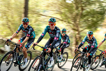 Luis-Joe Luhrs und Cesare Benedetti führen eine Trainingsfahrt von Bora - hansgrohe in Spanien an. 