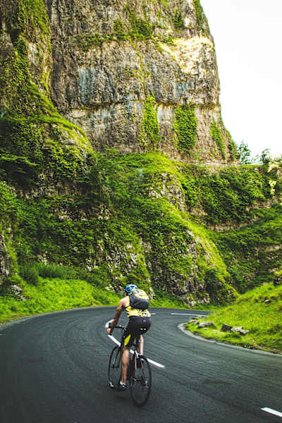 Un ciclista desciende por la carretera de Cheddar Gorge en Somerset, Inglaterra.