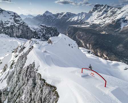 Slopestyle on the Edge: Narrowest course on a mountain ridge
