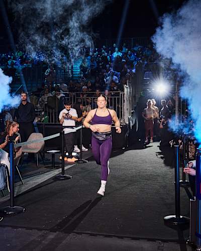 Laura Horváth entra en el escenario de la Final Mundial del Proyecto Fitness 2025 en Copenhague, Dinamarca, el 21 de diciembre de 2025.