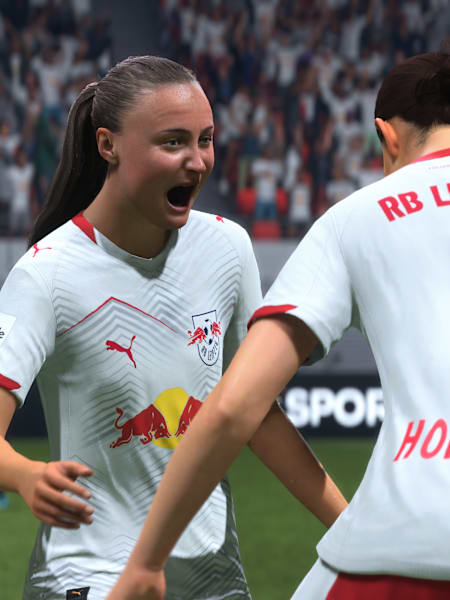 Zwei Spielerinnen von von RB Leipzig bejubeln ein Tor in FC 26.