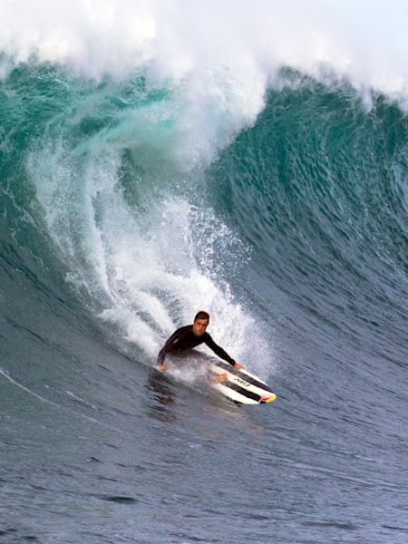 Natxo González surfea un tubo en su casa, en el País Vasco.