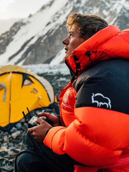 El piloto de drones, Bartek Bargiel, vuela su dron mientras su hermano Andrzej Bargiel realiza el primer descenso con esquís del K2.