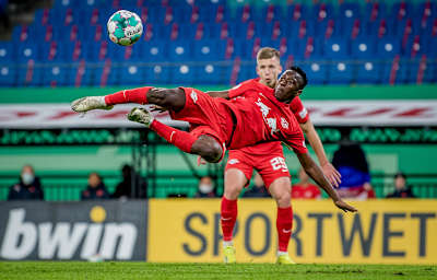 RB Leipzig-Profi Amadou Haidara setzt zum seitfallzieher an.